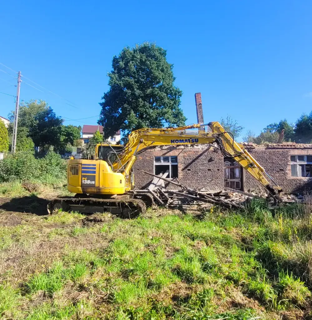 wyburzanie budynku w Łaziskach Górnych