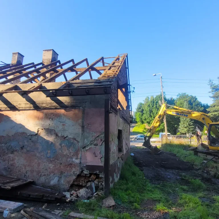 przygotowanie przed wyburzeniem budynku w Turzy Śląskiej