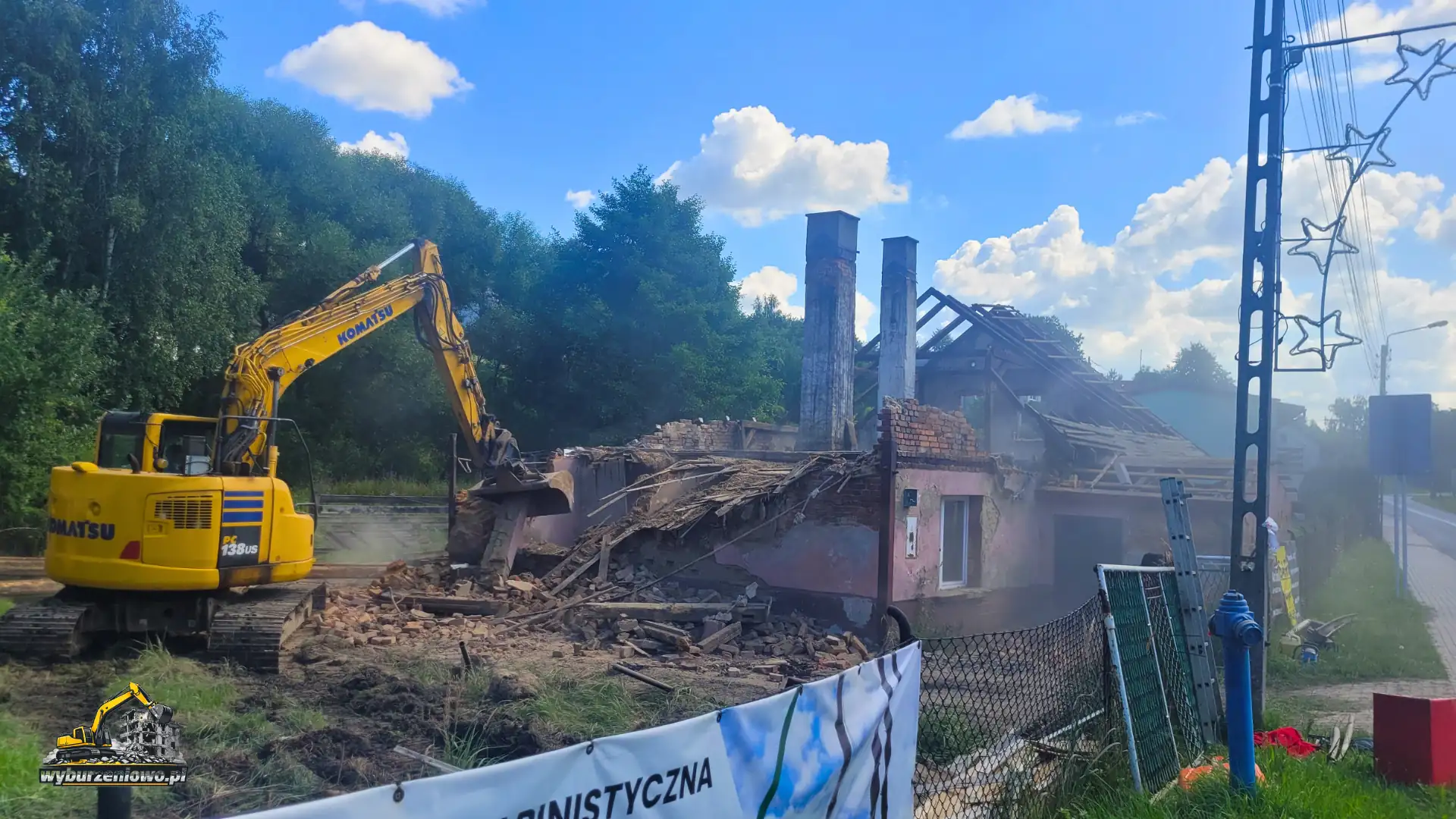 wyburzenie starego obiektu budowlanego w Knurowie